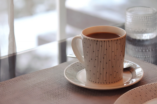 落ち着いた雰囲気のノートとコーヒーの写真